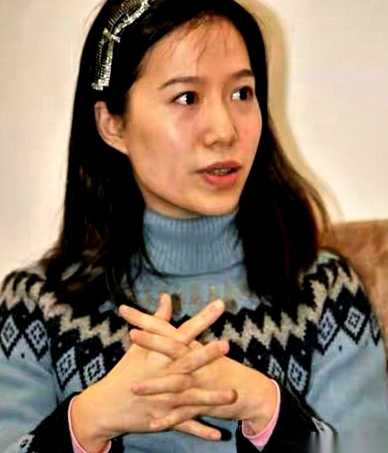 49岁，34个大箱子，一双35块的帆布鞋。
全世界的算盘珠子都快崩人脸上了，等着