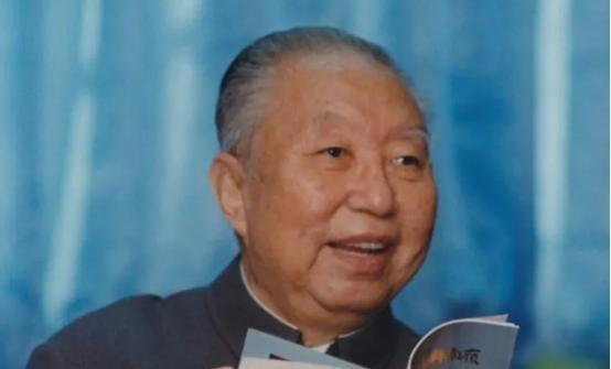 1976年，华国锋在参加晚宴时紧急接到电话，神情骤变后立刻赶往中南海发生了什么？