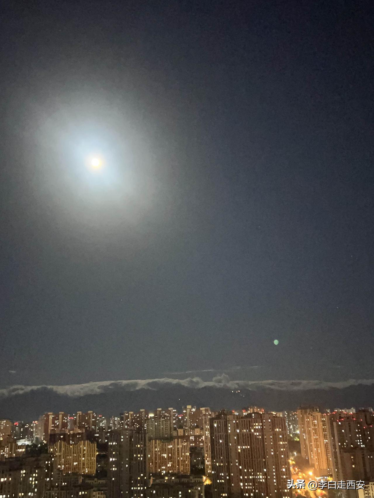 你敢相信这是7月28日深夜11时的西安夜空，阳历7月28日对应农历刚好是6月十五