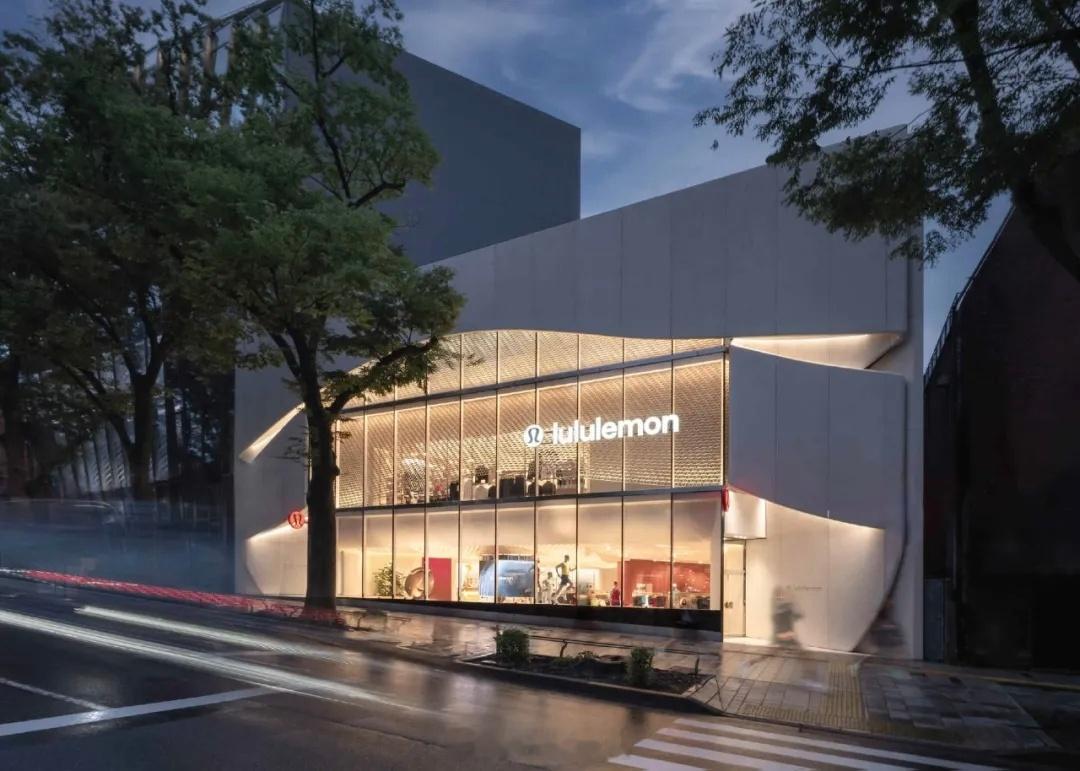 lululemon在东京原宿开设亚太最大旗舰店，打造社区活动新地标。近日，运动生