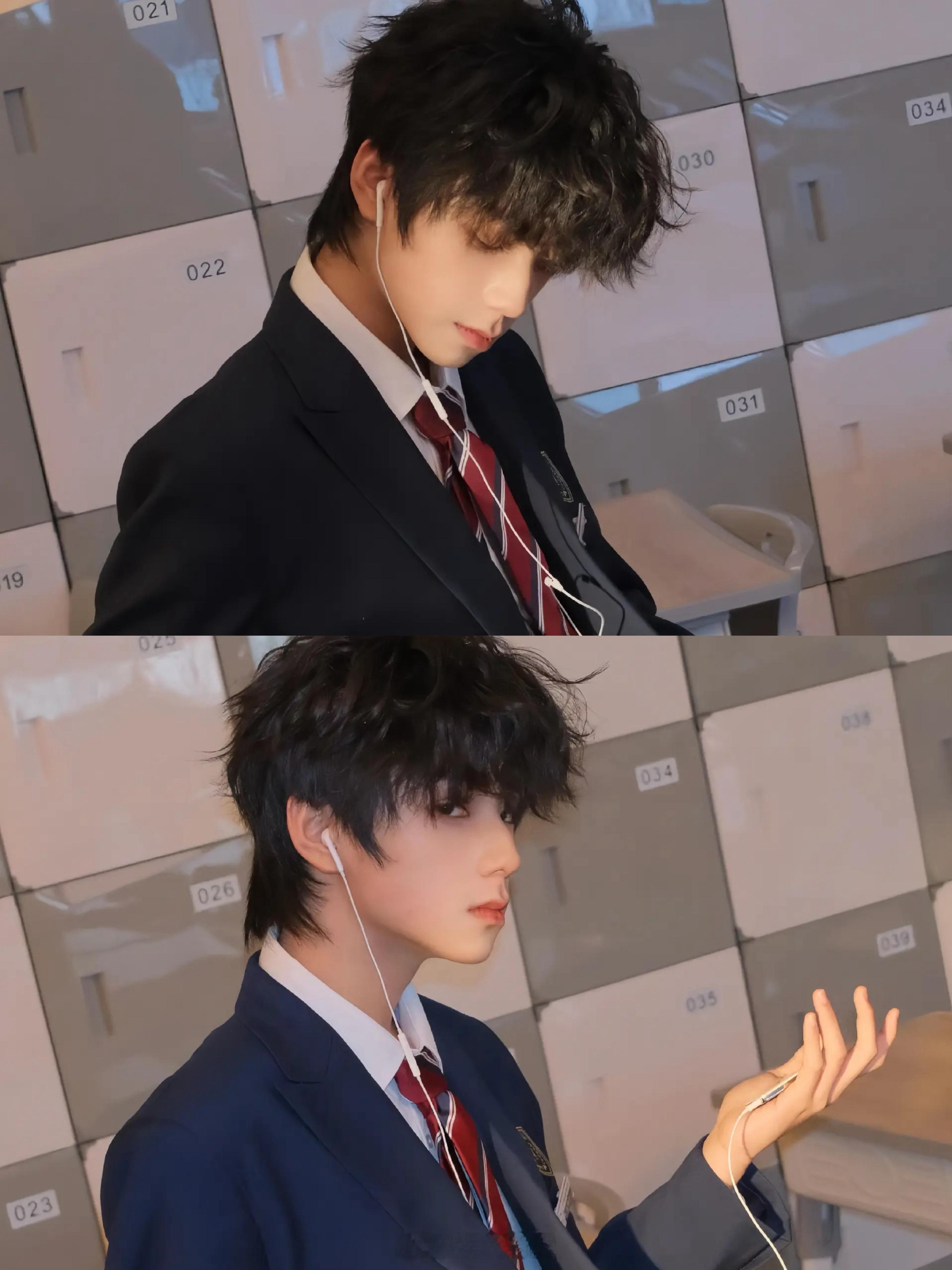 王橹杰拿剧本上班 认真的王橹杰，做什么都会成功的，又乖又帅！王橹杰和学长很适配，