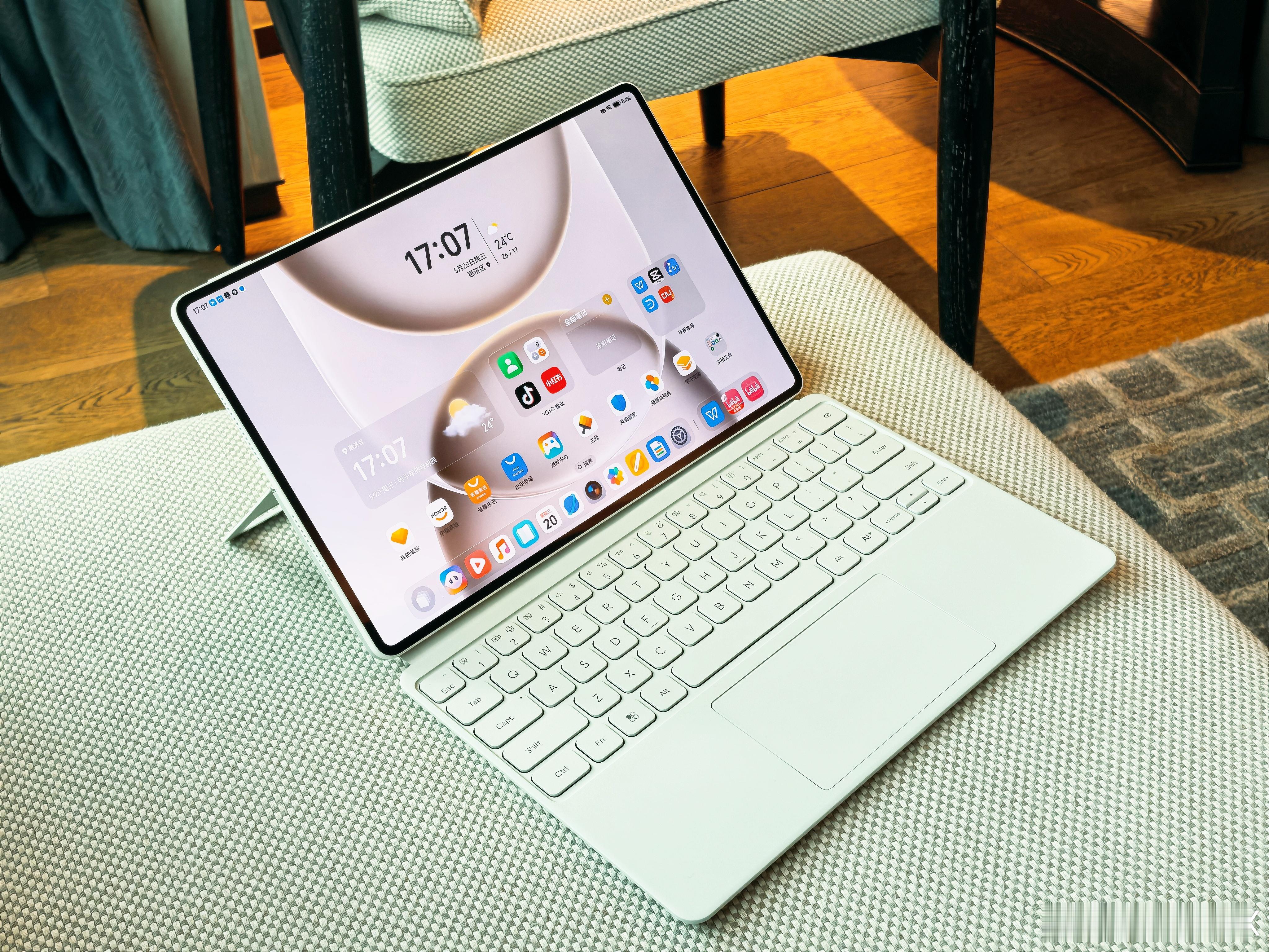 最近出差没带笔记本只带一部荣耀MagicPad3 Pro因为有PC模式，还有PC