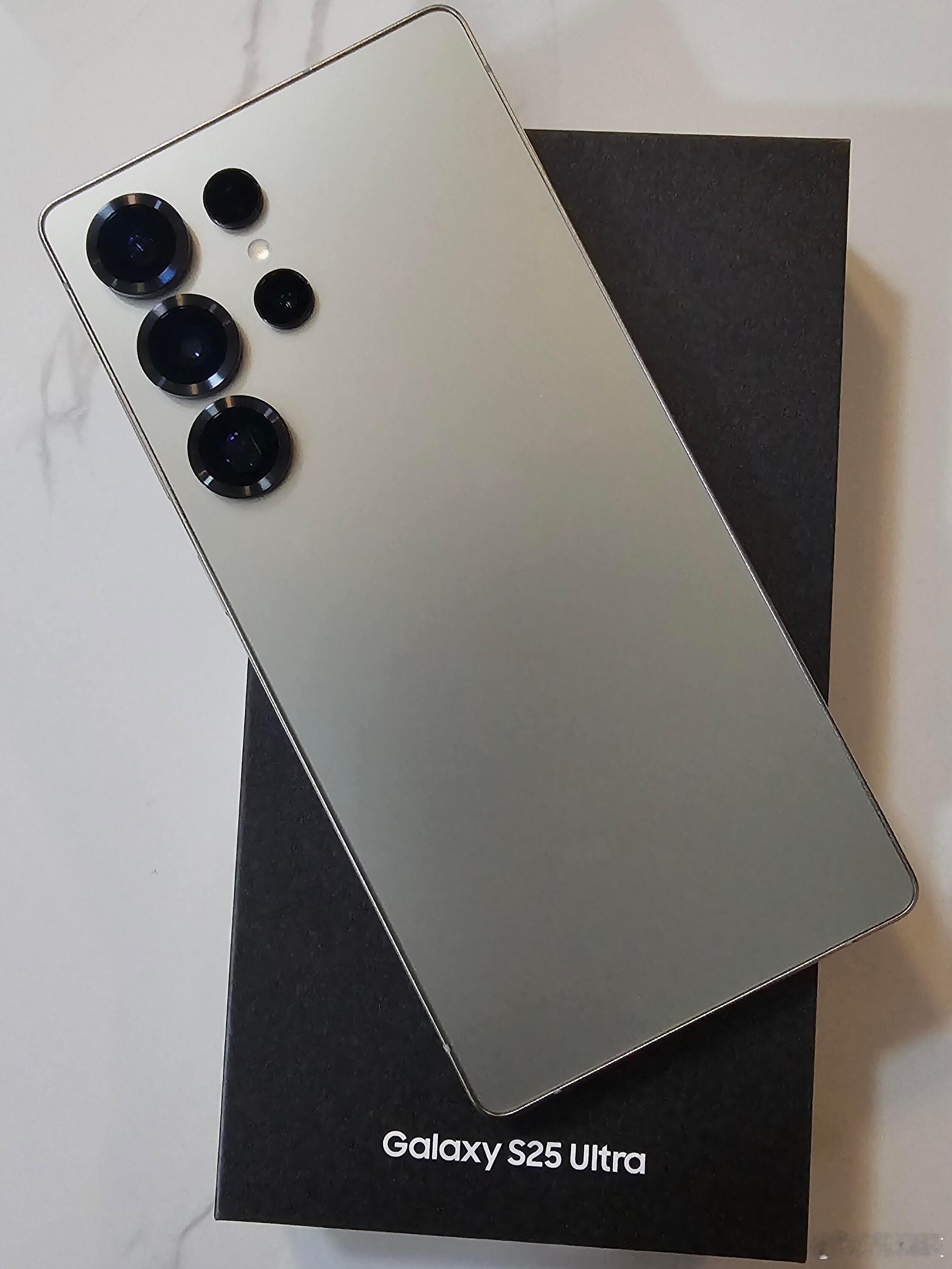 今天聊一聊三星Galaxy S25 Ultra 1.影像方面比较强悍，作为演唱会