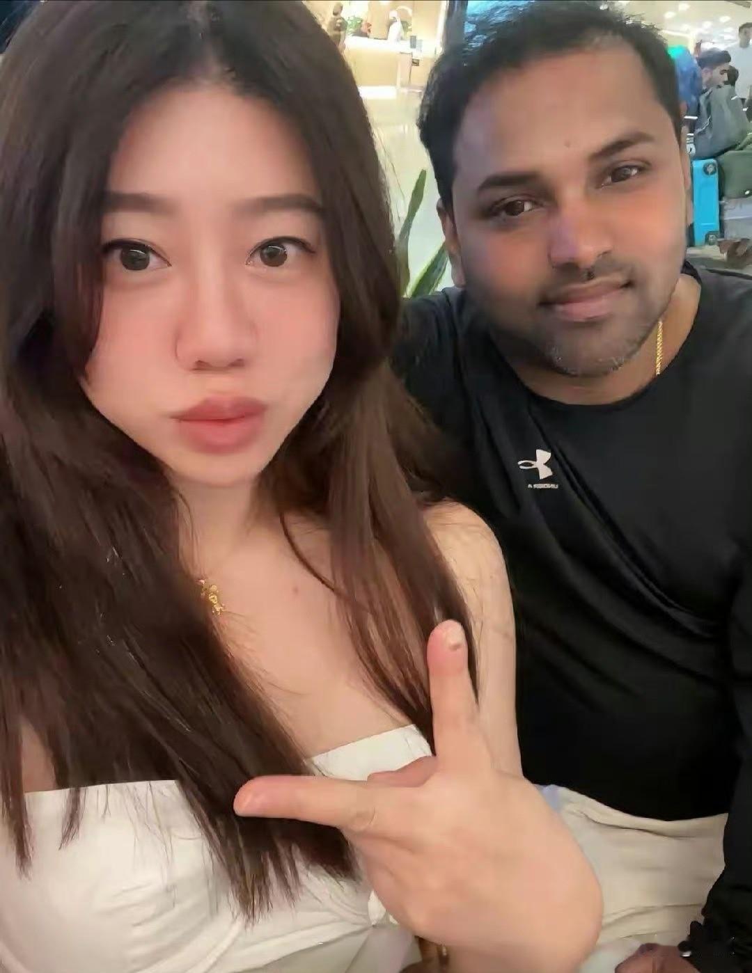 这名东北小姐姐在社交平台晒出与印度伴侣的合照，刻意强调对方属于印度高种姓，以此作