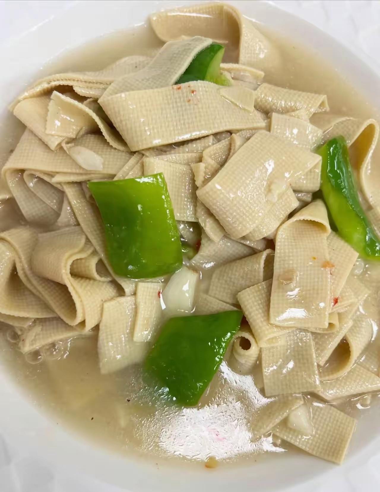 青翠欲滴，面条如丝。就问你这是哪里的特色菜，叫什么名字？做法正宗吗？东北人看看?