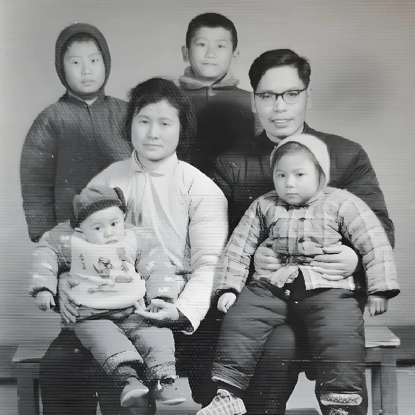 70年代，普通六口之家的一张合影，照片里，你看那爸妈俩往中间一坐，四个孩子围在旁