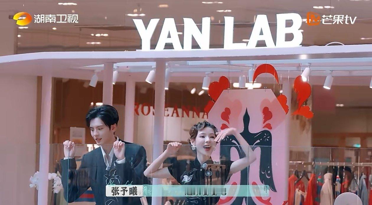 张予曦饭撒式街头揽客巴黎合伙人 瞧张予曦在老佛爷百货店栏杆处揽客，饭撒现场太欢乐