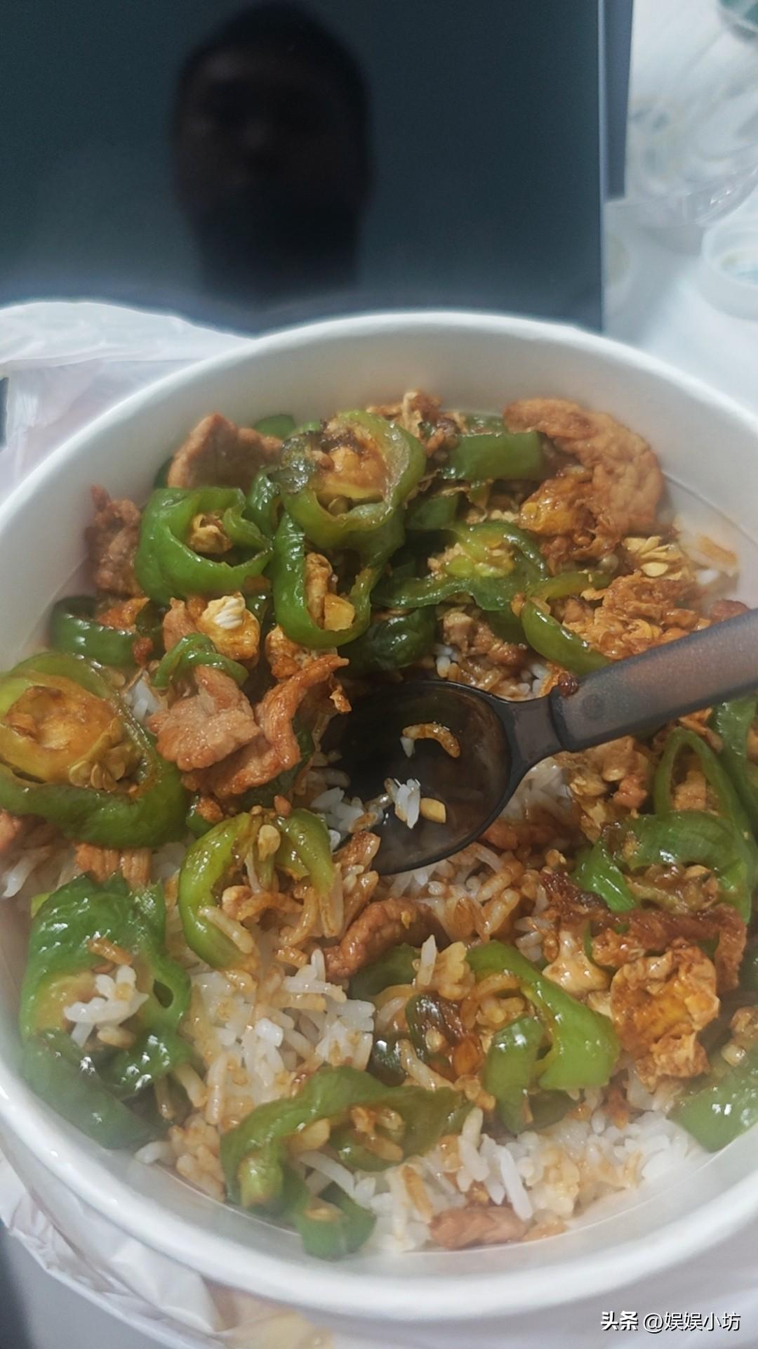 今天我跟一个朋友聊天，因为我看他好久没上班了，很好奇他的没收入怎么躺到现在的，聊