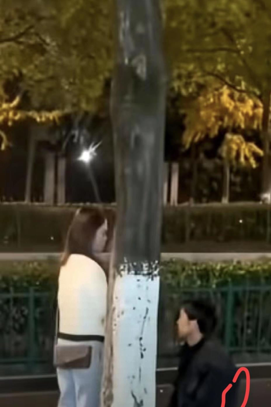 杭州街头男生下跪求复合的视频刷爆热搜，三小时播放量破两千万，男生跪着承诺买车攒房