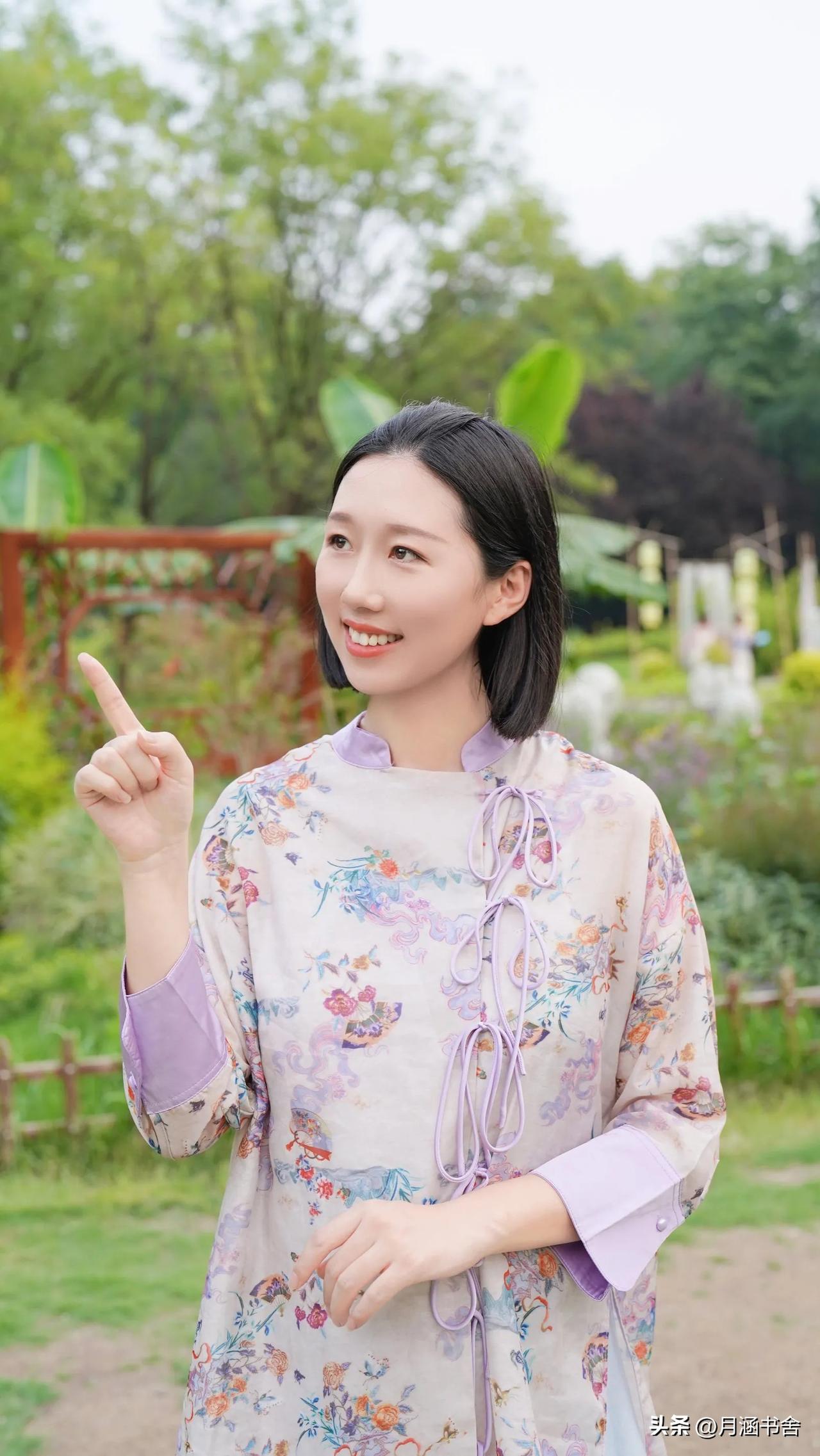 #对对联 飞花令#
“野花一开家花败”下联是什么？光棍巧妙对出，两人当即成婚！