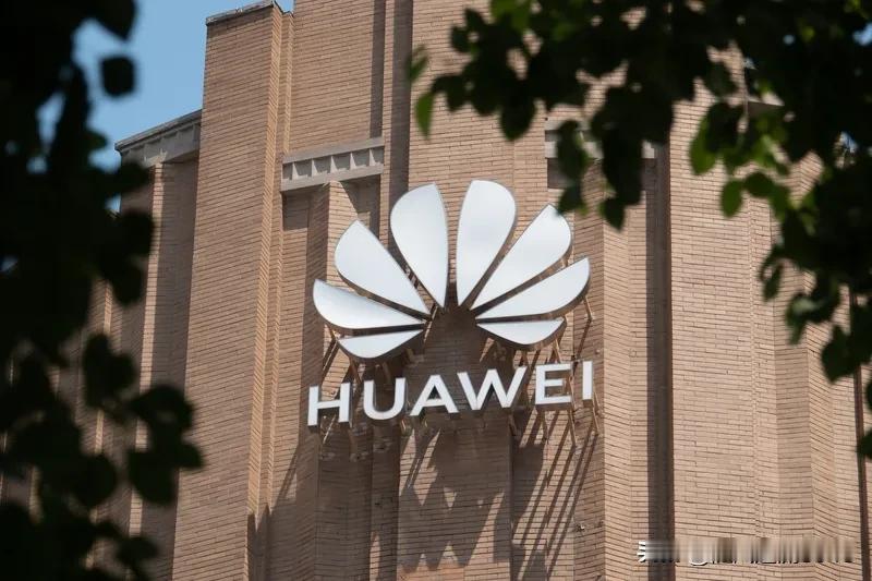 华为当然是一家很强大的企业。英伟达总裁黄仁勋都说华为是全球最强科技公司之一。在计
