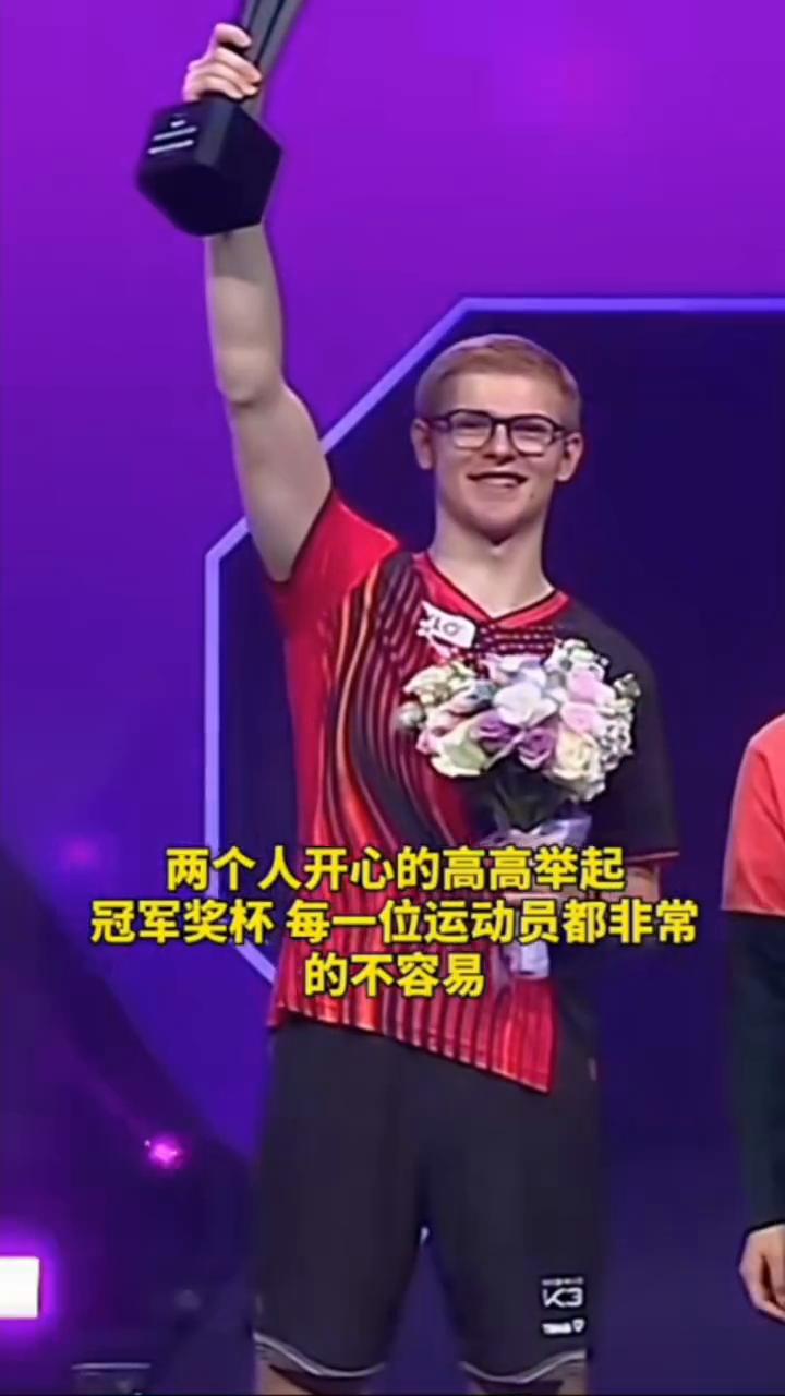 两个人笑容太灿烂了！勒布伦美和获得重庆冠军赛男女单冠军，开心的拿着大奖杯合照。