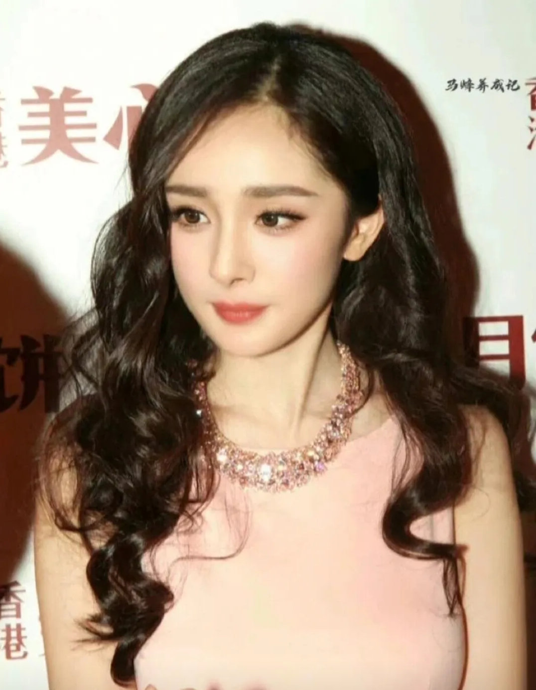 杨幂的剧都很好看哦，今年全方位大爆的《生万物》就很好看，当然《谈判官》也非常好看