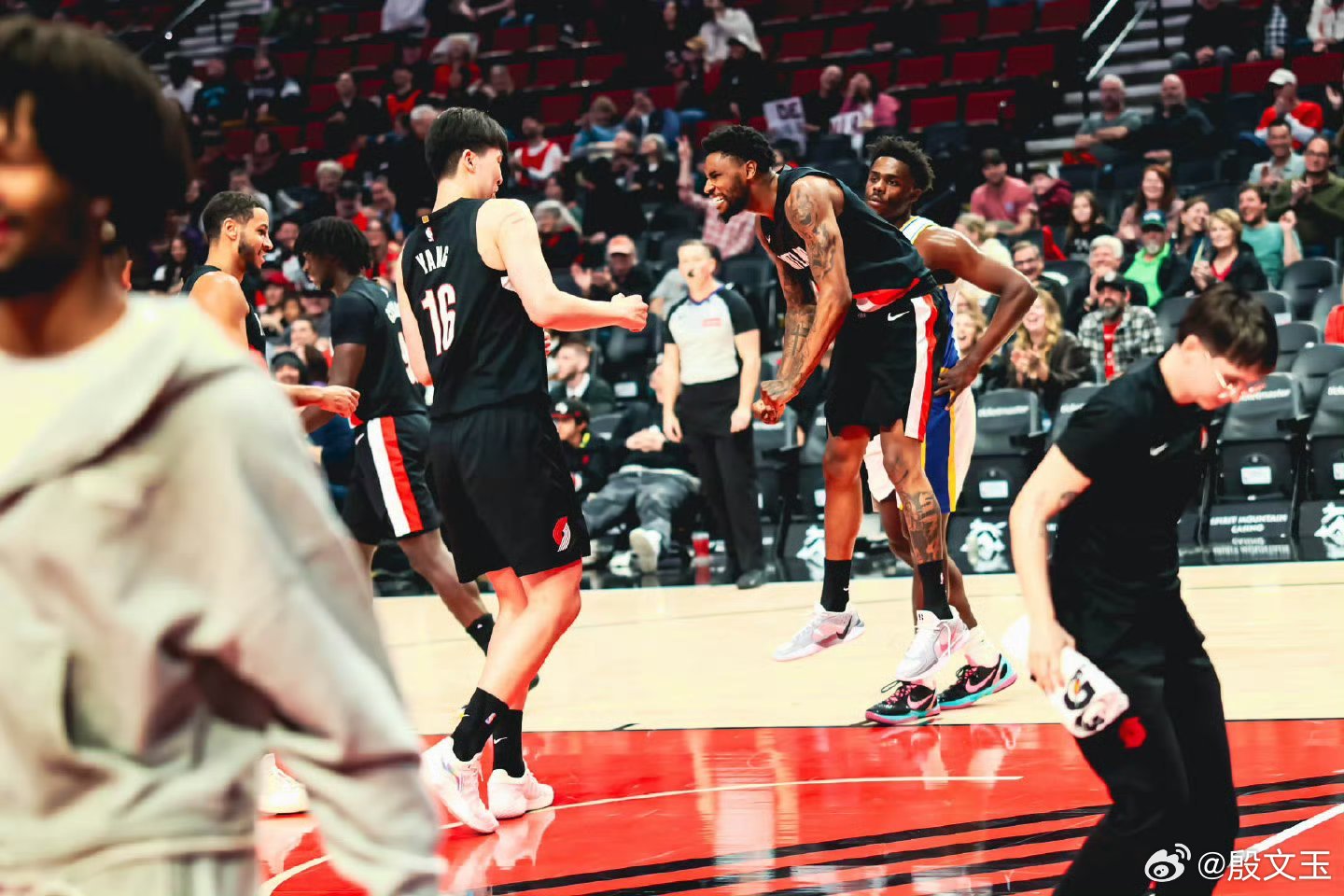 今天队友给了杨瀚森很大的支持。4分钟的时间，穆雷和韦斯利给小杨各送了一记妙传。C