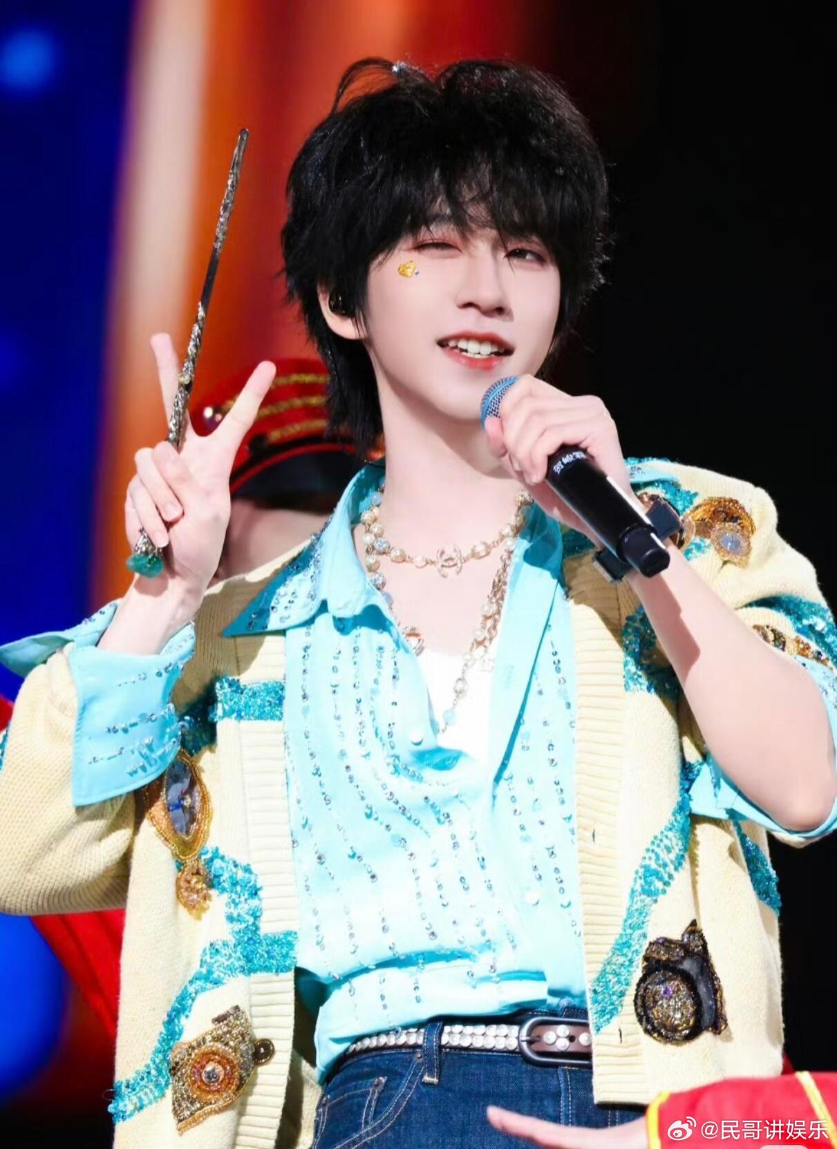 贺峻霖模仿哈哈曹这波模仿直接封神！贺峻霖复刻哈哈曹名场面，声线神态同步在线，越看