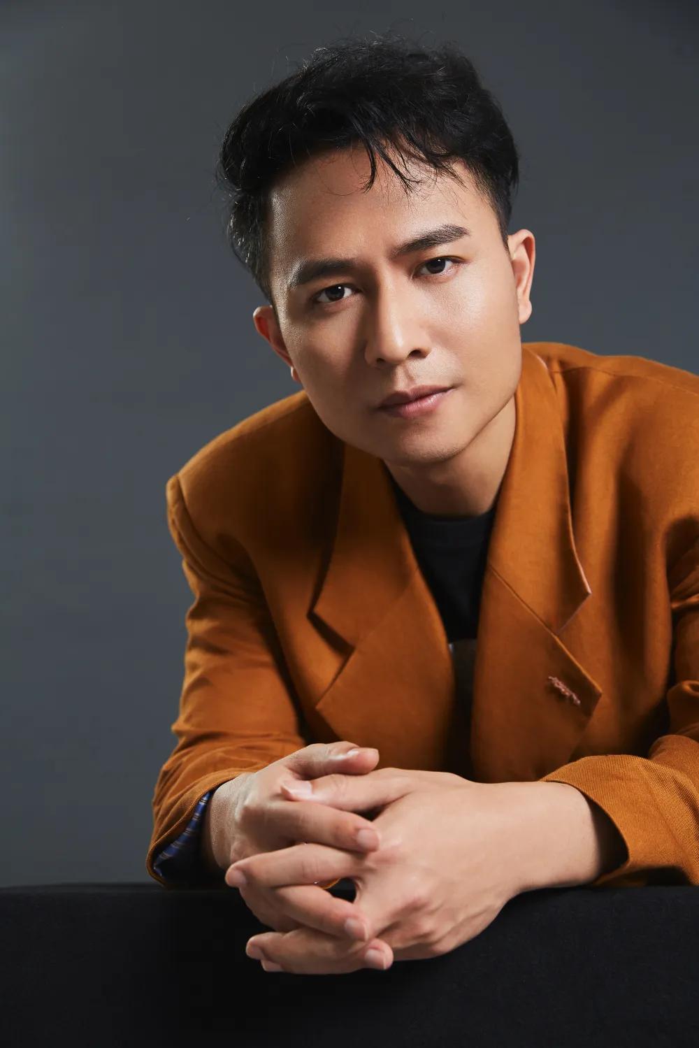 欢子曾凭《心痛2009》等爆款歌曲红极一时，如今虽热度消退，却敢以1280元高价