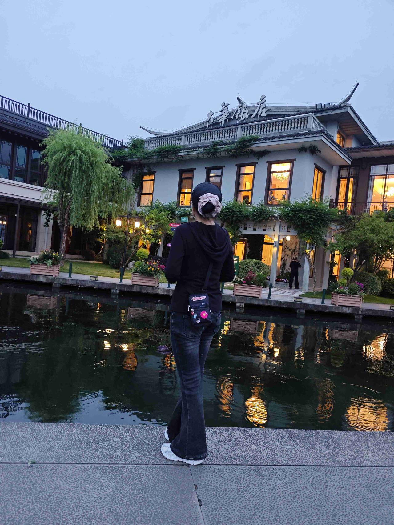 我的今日状态：😁轻松愉快
我这里的天气：☀️晴天

杭州西湖的夜景很美，而春天