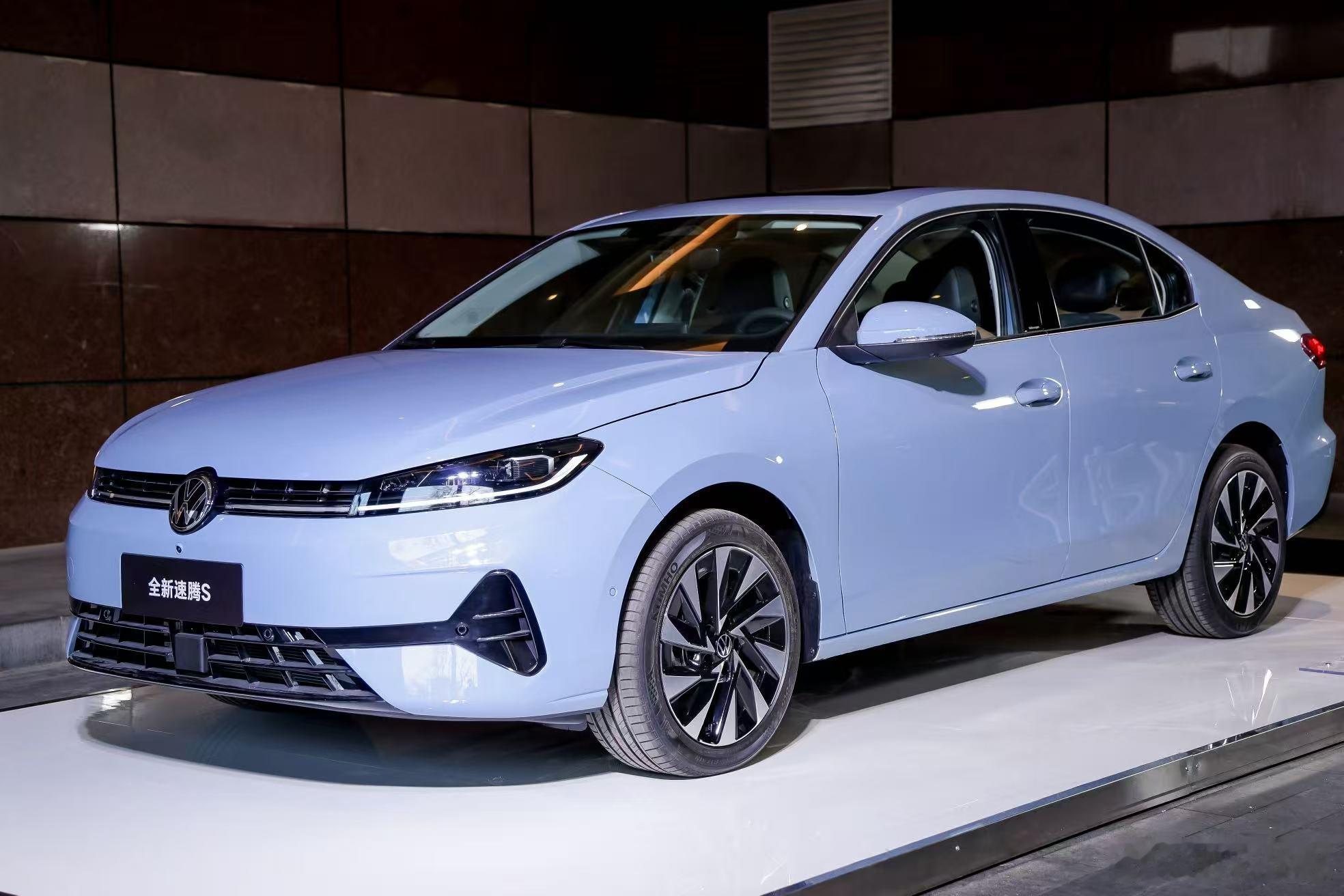 今天一汽-大众全新速腾S正式亮相了，新车预计3月上市！外观延续家族设计语言，前脸
