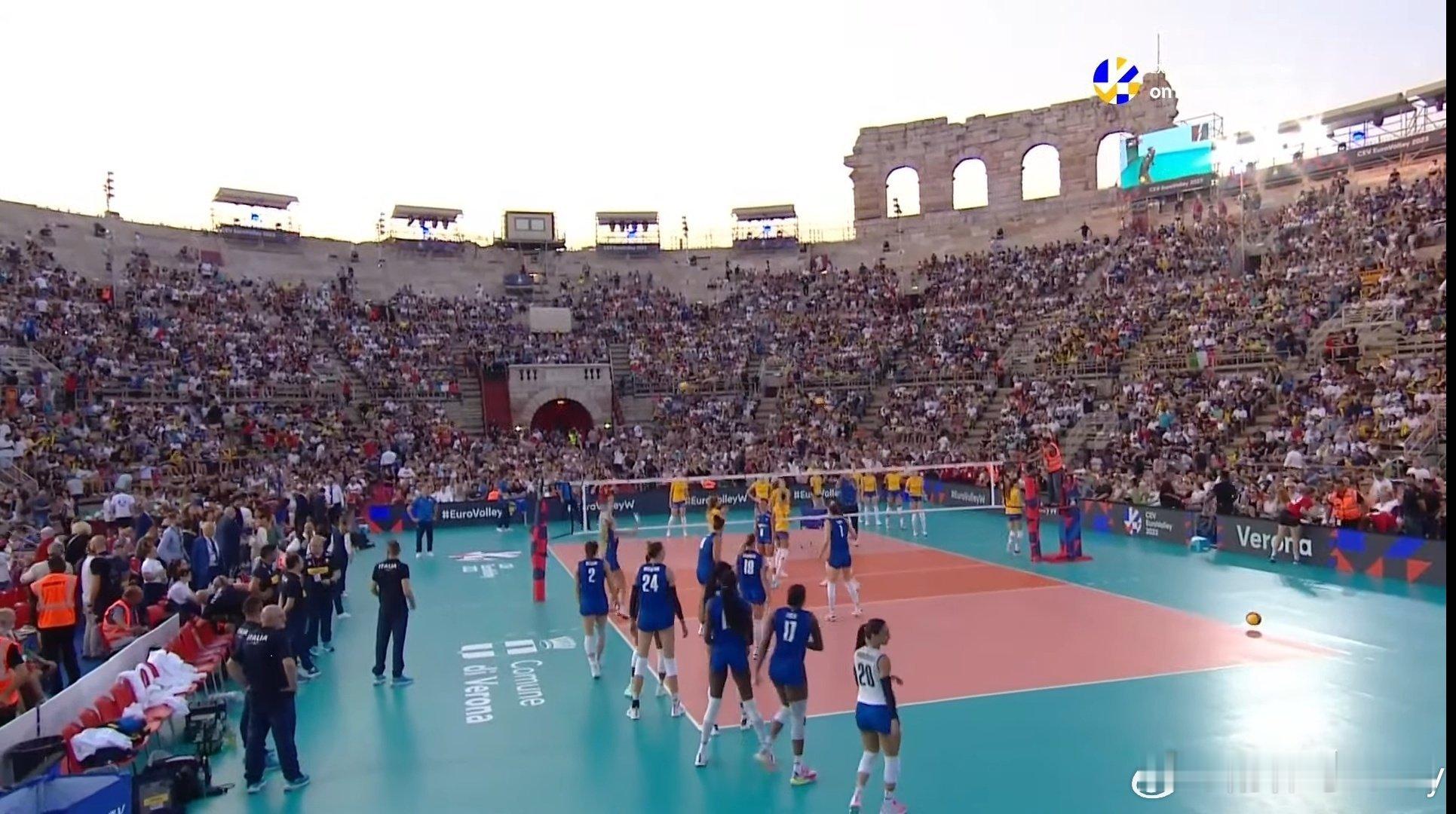 2023年女排欧锦赛曾在意大利维罗纳竞技场举行。说到将历史、自然、美学和排球融为