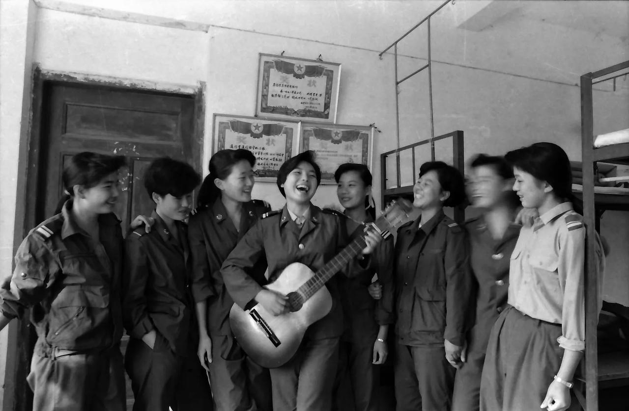 王鹭佳：八九十年代的留影。（快乐的女兵生活）

一个行行摄色的人，全世界是我的摄
