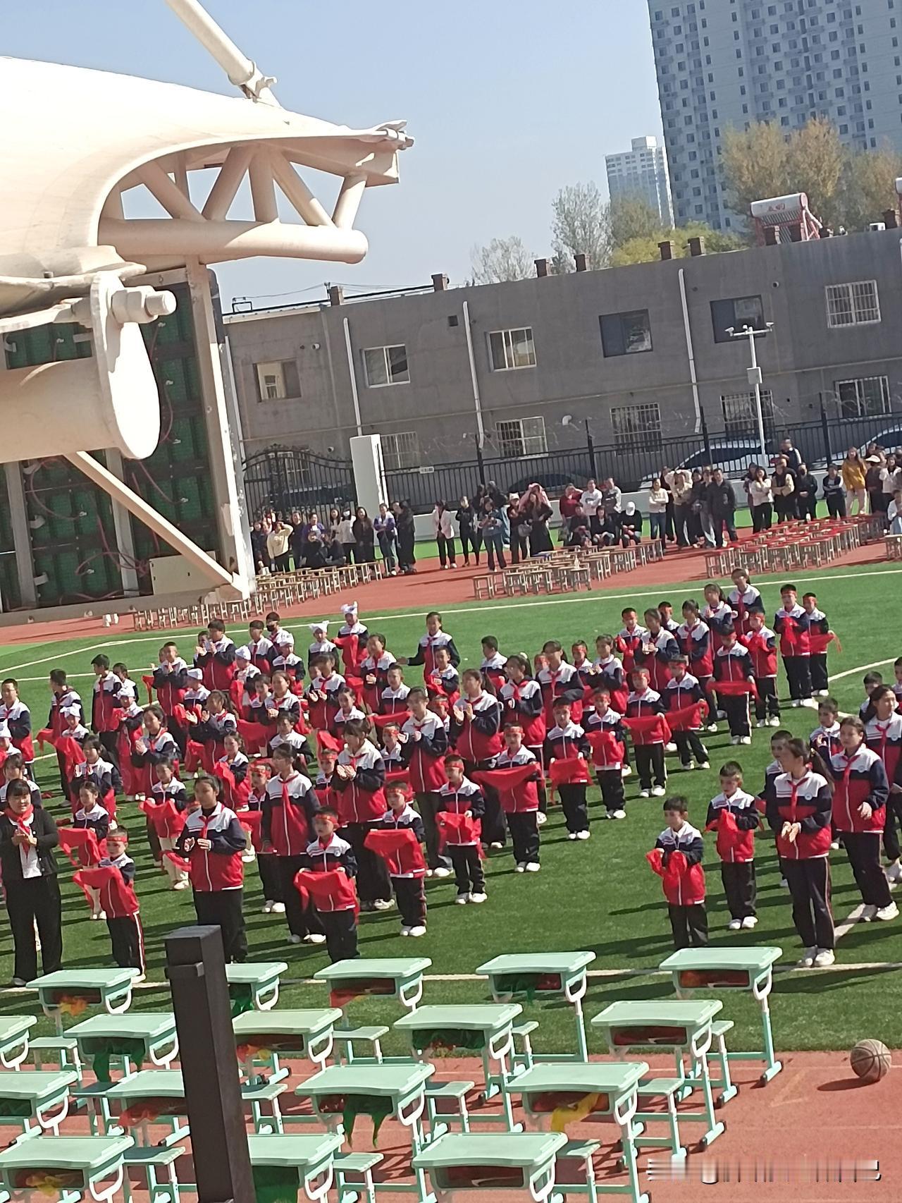今天去学校看儿子的课桌操表演，真是太精彩了！
之前就听说过课桌舞比赛，像绥阳县第