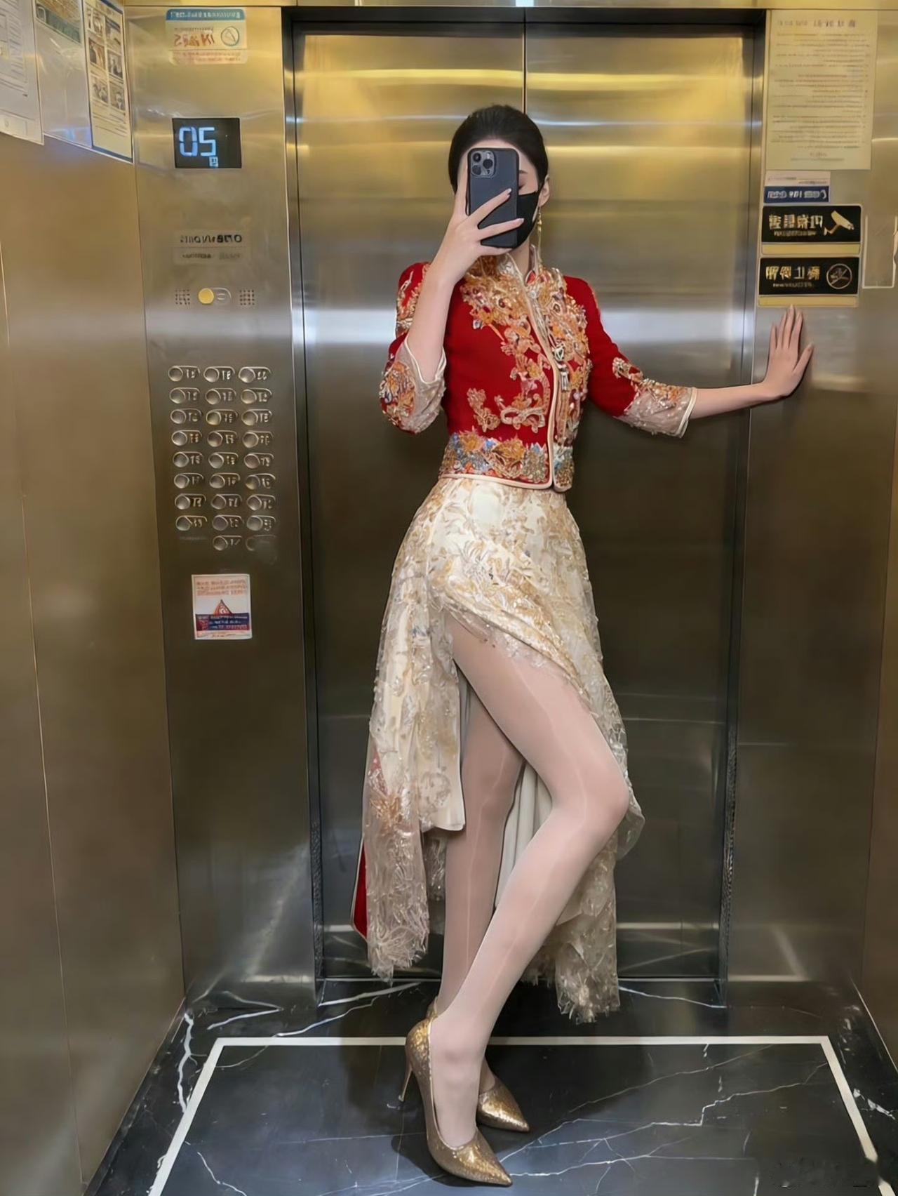 电梯里也不忘臭美，露出大长腿。 ​​​选择一双什么样的高跟鞋好看?
