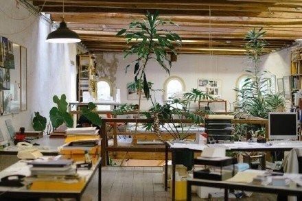 迷茫是怎么来的：  当一个人已经不满足廉价、肤浅的快乐，但又尚不足以证明自己的能