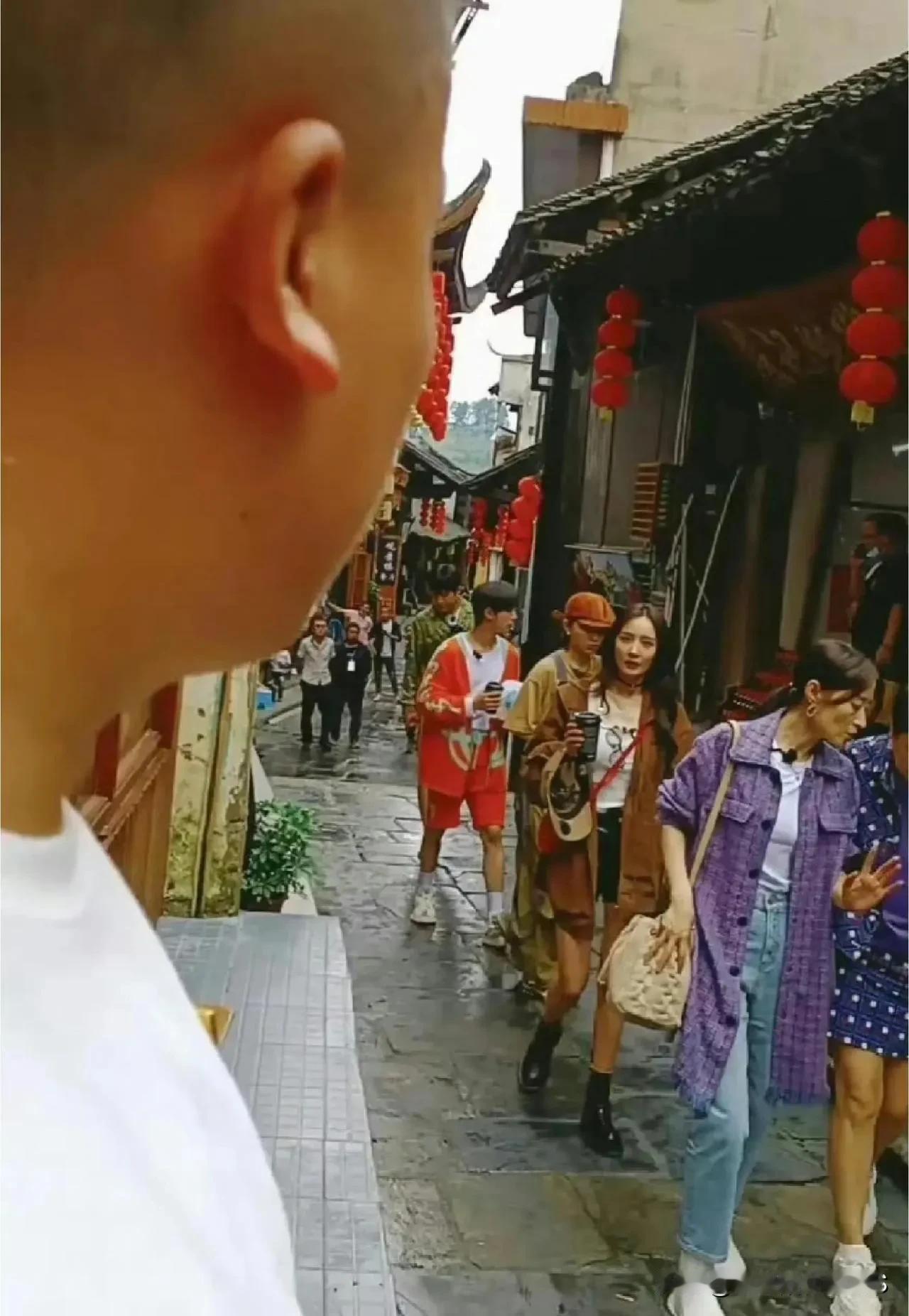 说到杨幂的美腿，真的是在路人的镜头下都显得瘦得离谱啊！不过嘛，个人审美不同嘛，我