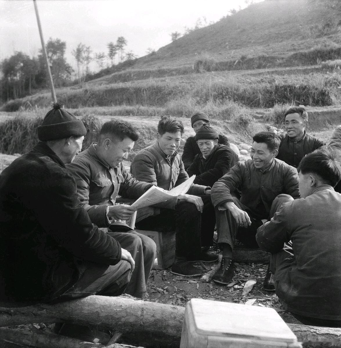1958年春天的湘潭县茶园公社干群觉得自己只是想在山脚修条机耕路，结果一锄头下去