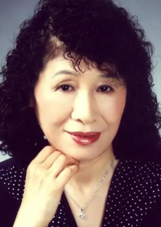 她是开国上将的亲女儿，从小在铁骨家风中长大，靠自己考进上海交大，一路干到国家经委