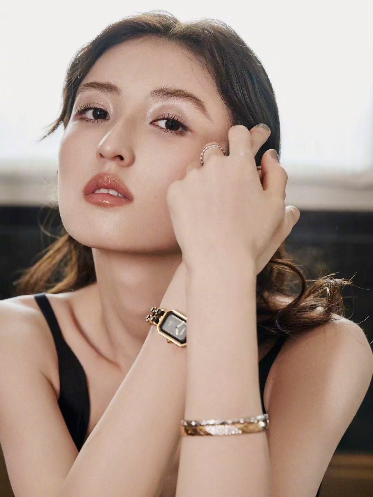 张子枫 in CHANEL 简约的黑色裤装，佩戴PREMIÈRE腕表和COCO 