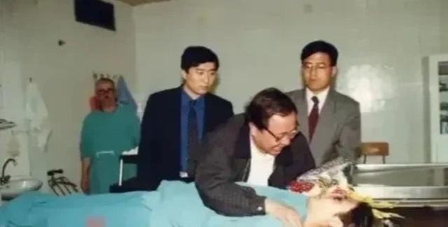 1999年，牺牲的记者朱颖，她已经没有了生命的体征，静静地躺在冰冷的手术台上！在