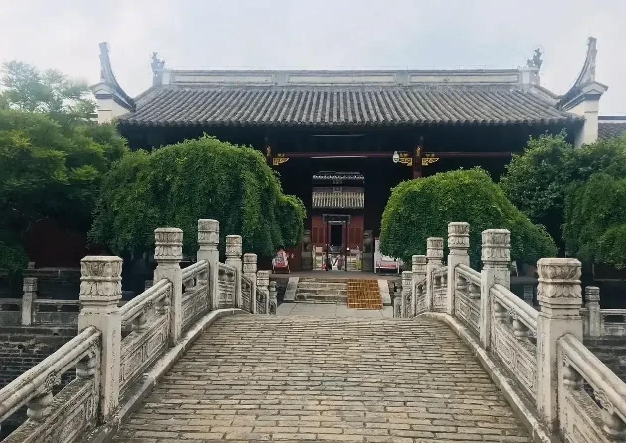 《善待朋友，共筑人生坦途》

枫林红叶

善待朋俦后路宽，

退进之间敬相安。