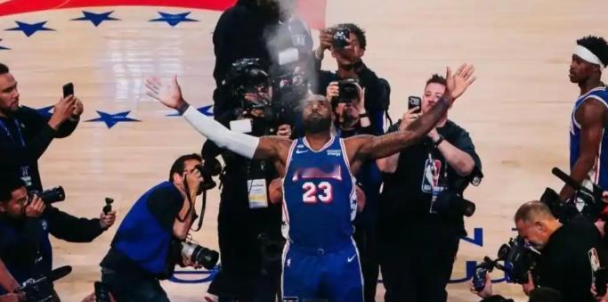 看NBA上咪咕视频，在NBA常规赛费城76人主场对阵骑士的比赛中，76人众将齐心