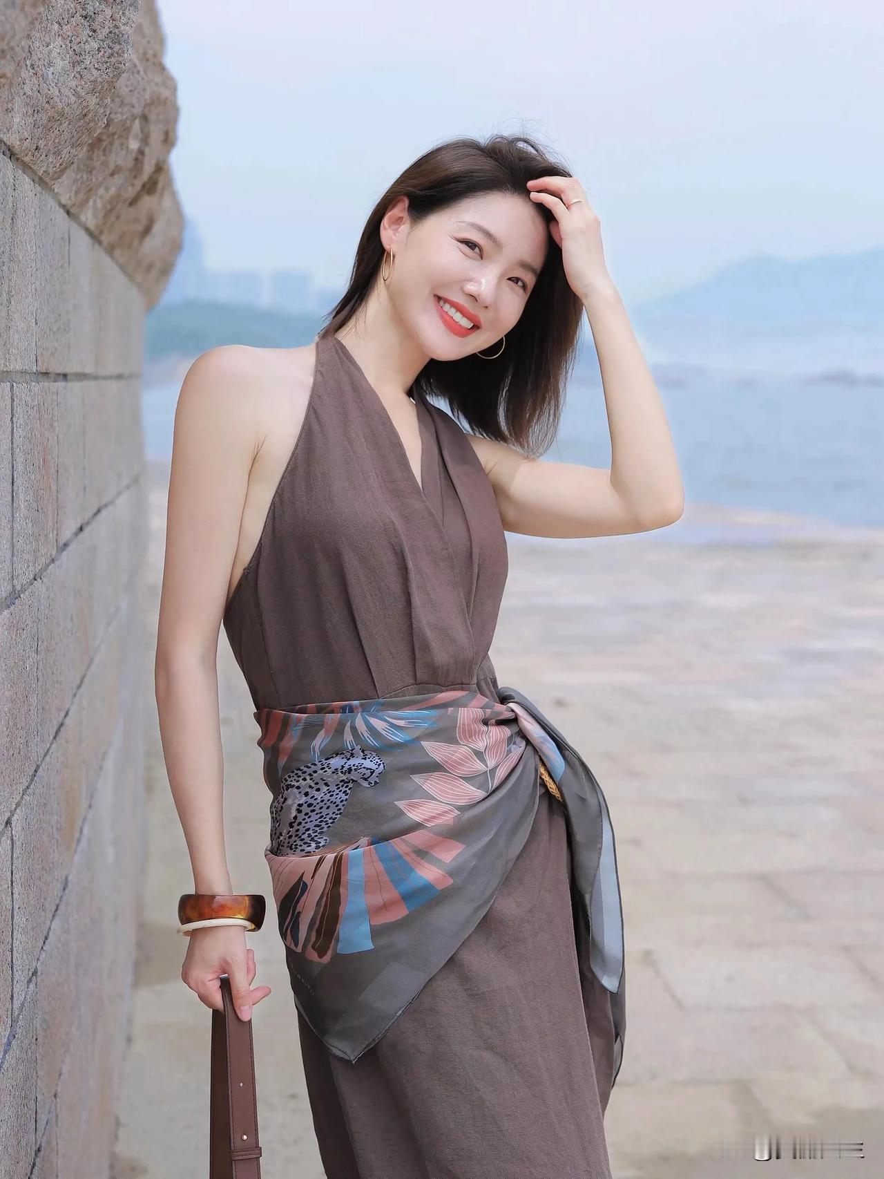 三亚素有“东方夏威夷”之称，以山海交融的生态景观、年轻化的旅游业态和深厚的历史文