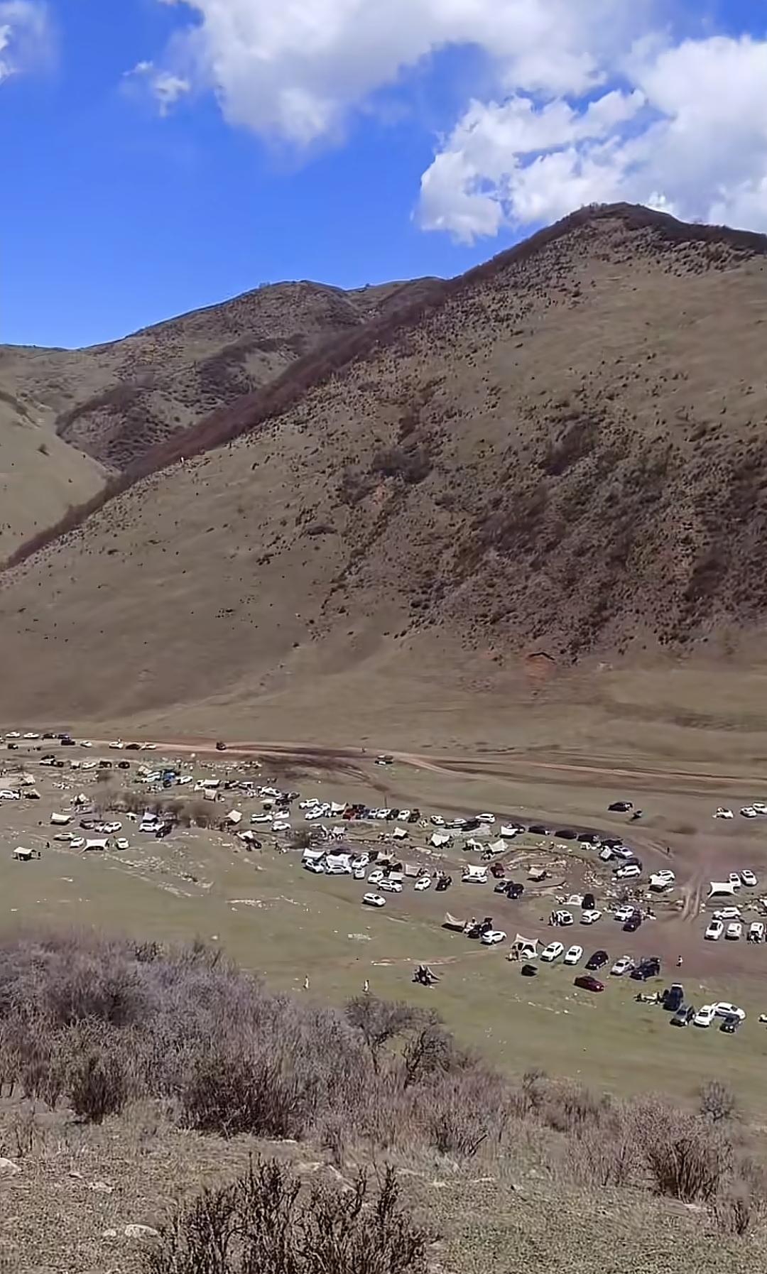 甘肃渭源双石门景区山洪事件，我有一个疑问百思不得其解，山洪来的时候，露营的游客为