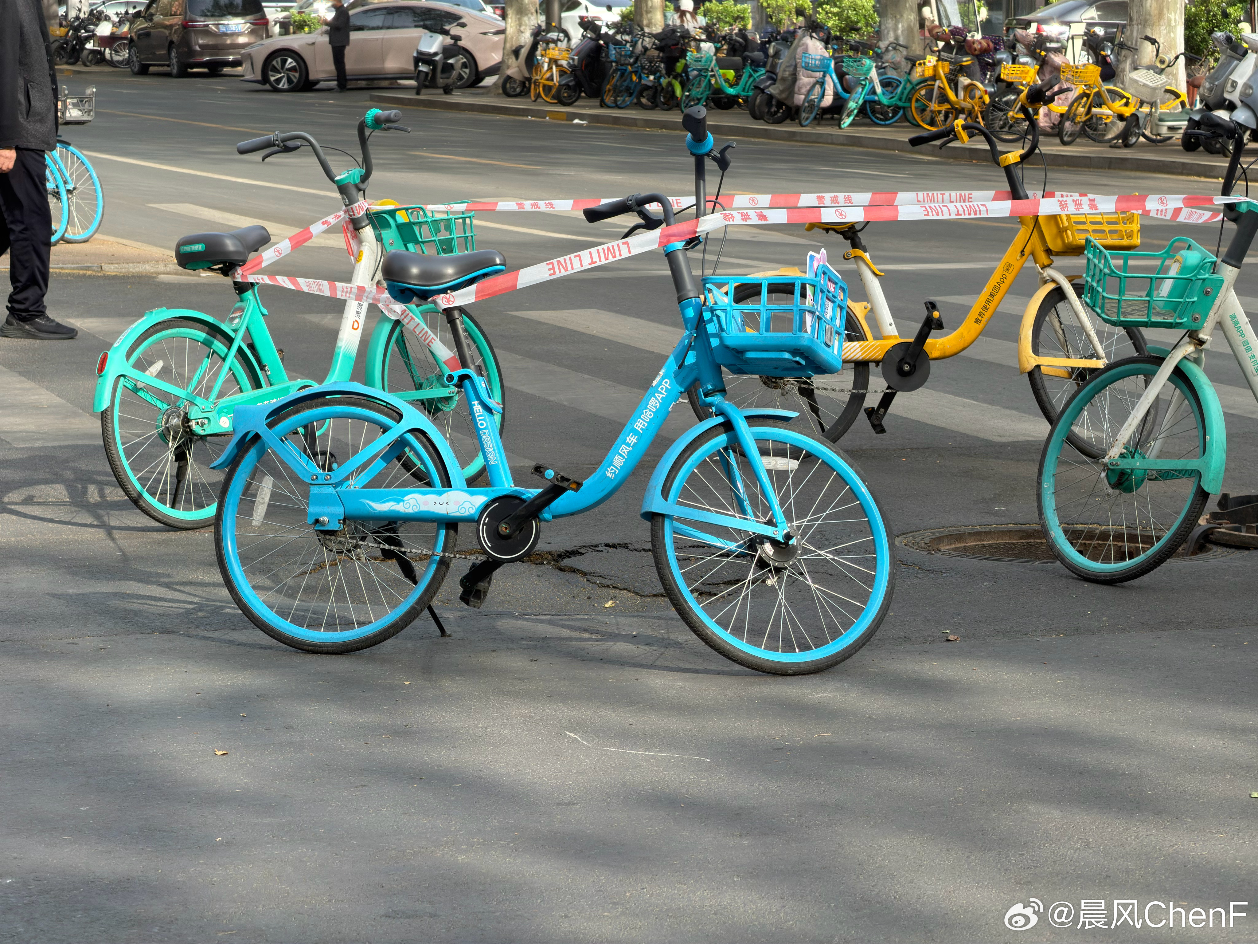 共享自行车的正确使用方法这比电动车随便停和占用充电桩更神奇吧 