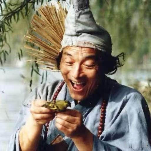 “济公”游本昌去世，享年93岁，8天前刚过完93岁生日。
曝最后公开露面照，现场