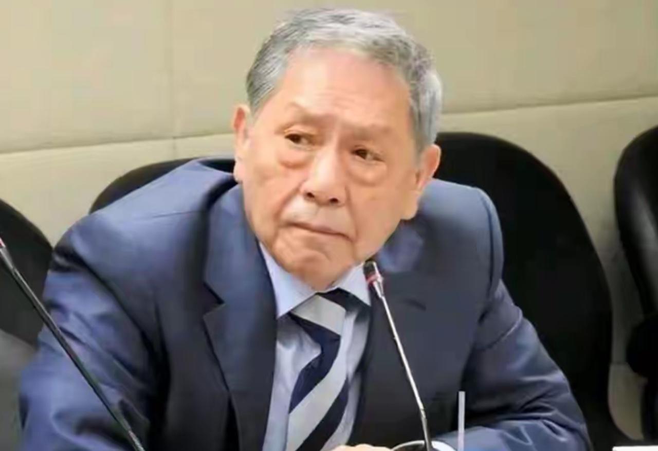 台湾退役中将帅化民说：5月2日，在所有人都不知情的情况下，赖清德偷偷钻进斯维士兰