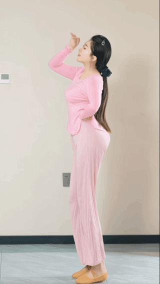 曼妙绝顶，
九天仙女下凡！
标准的身材，
适度的三围，
贴身飘逸的服饰，
令人叹