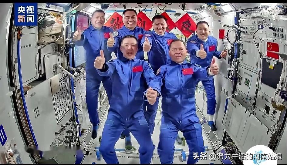 这画面太有说头了！俩指令长陈冬和张陆，三年前就在太空碰过面，现在又带着新人重逢，