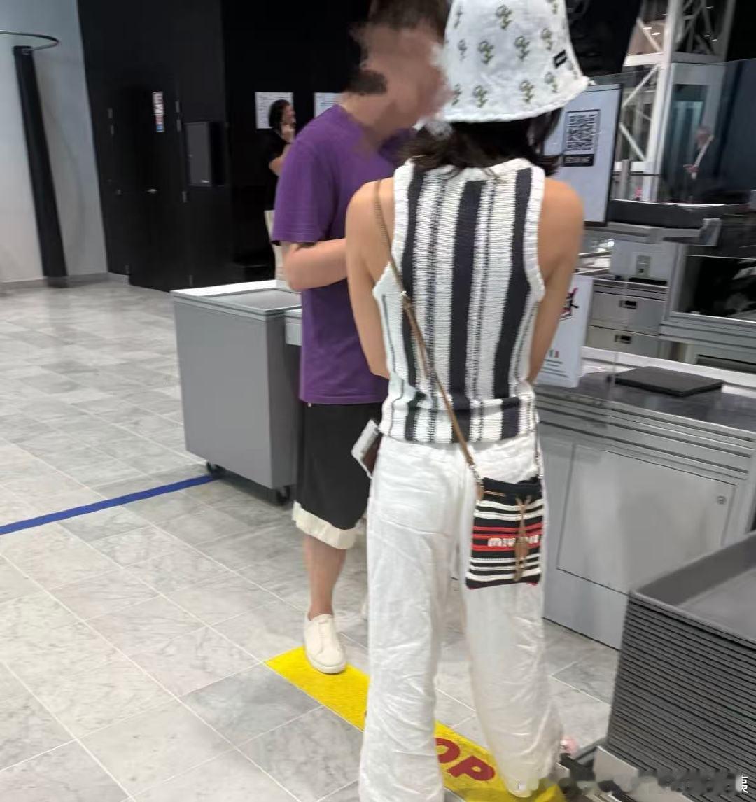 尼斯机场偶遇赵今麦尼斯机场偶遇赵今麦！尼斯机场偶遇赵今麦回国