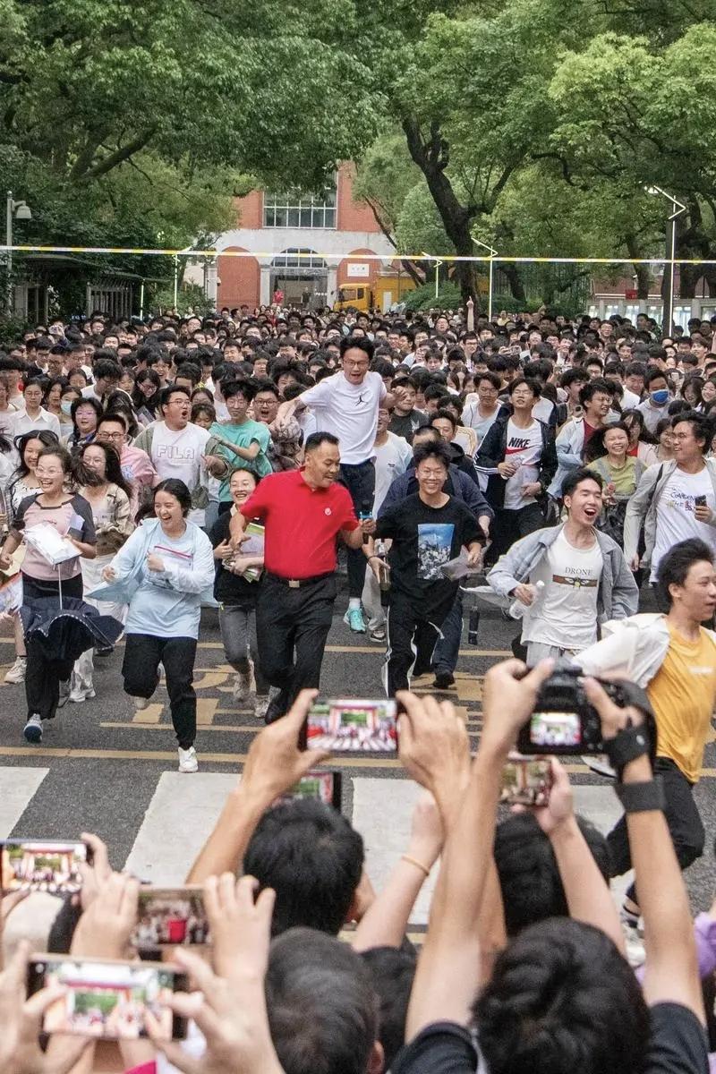 今日开始高考，全国1290万考生走进考场，面对的不只是一套卷子，更是一个时代的转