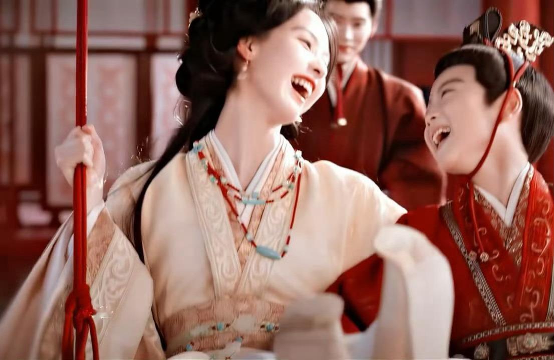 主角播完看翘楚还是莫离 翘楚真的很适合接档主角。同样是女性成长，楚朝比忆秦娥狠多