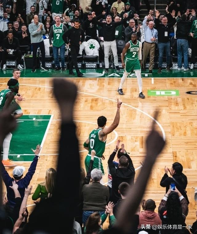 时隔298天王者归来！塔图姆复出首秀：前6投全丢后5连中，炸裂补扣点燃全城

北