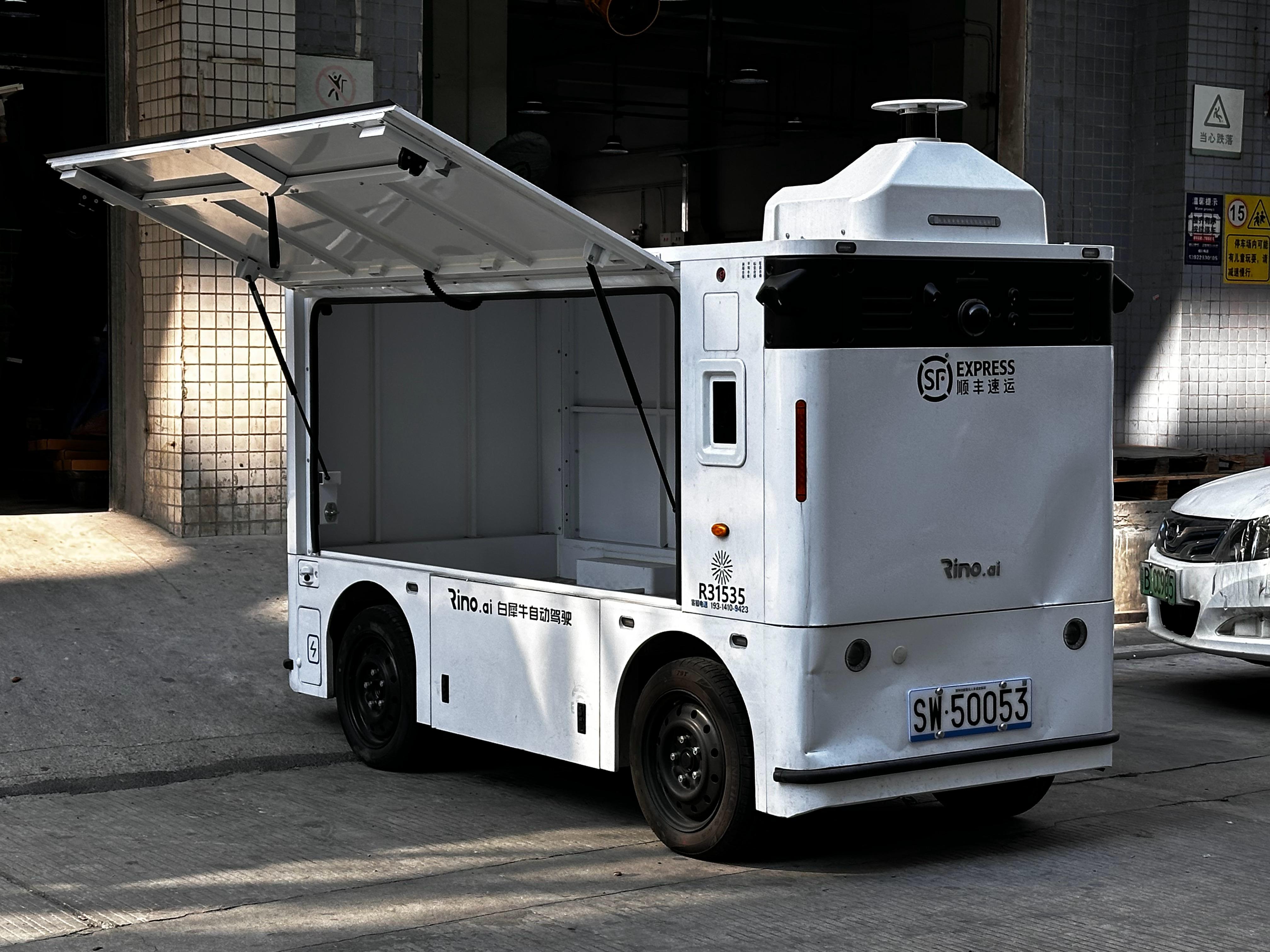 一头勤劳的白犀牛～ 