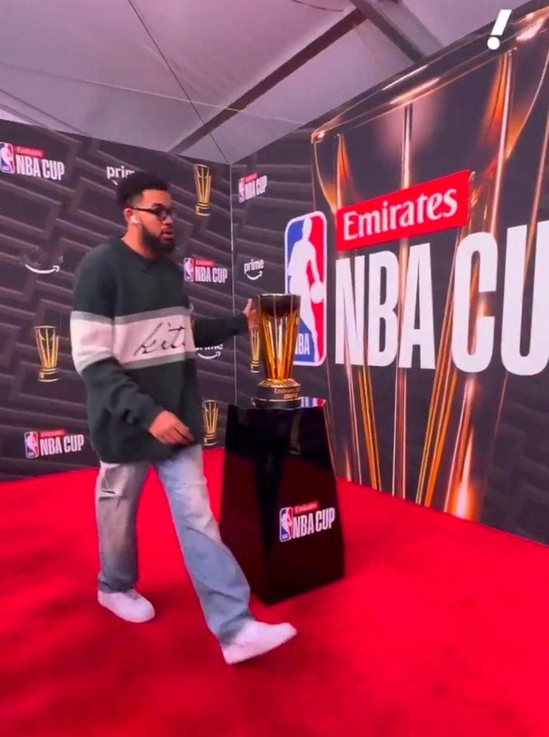 大忌啊！NBA 杯冠军赛尼克斯vs马刺，唐斯赛前路过奖杯前没忍住摸了一把！ 