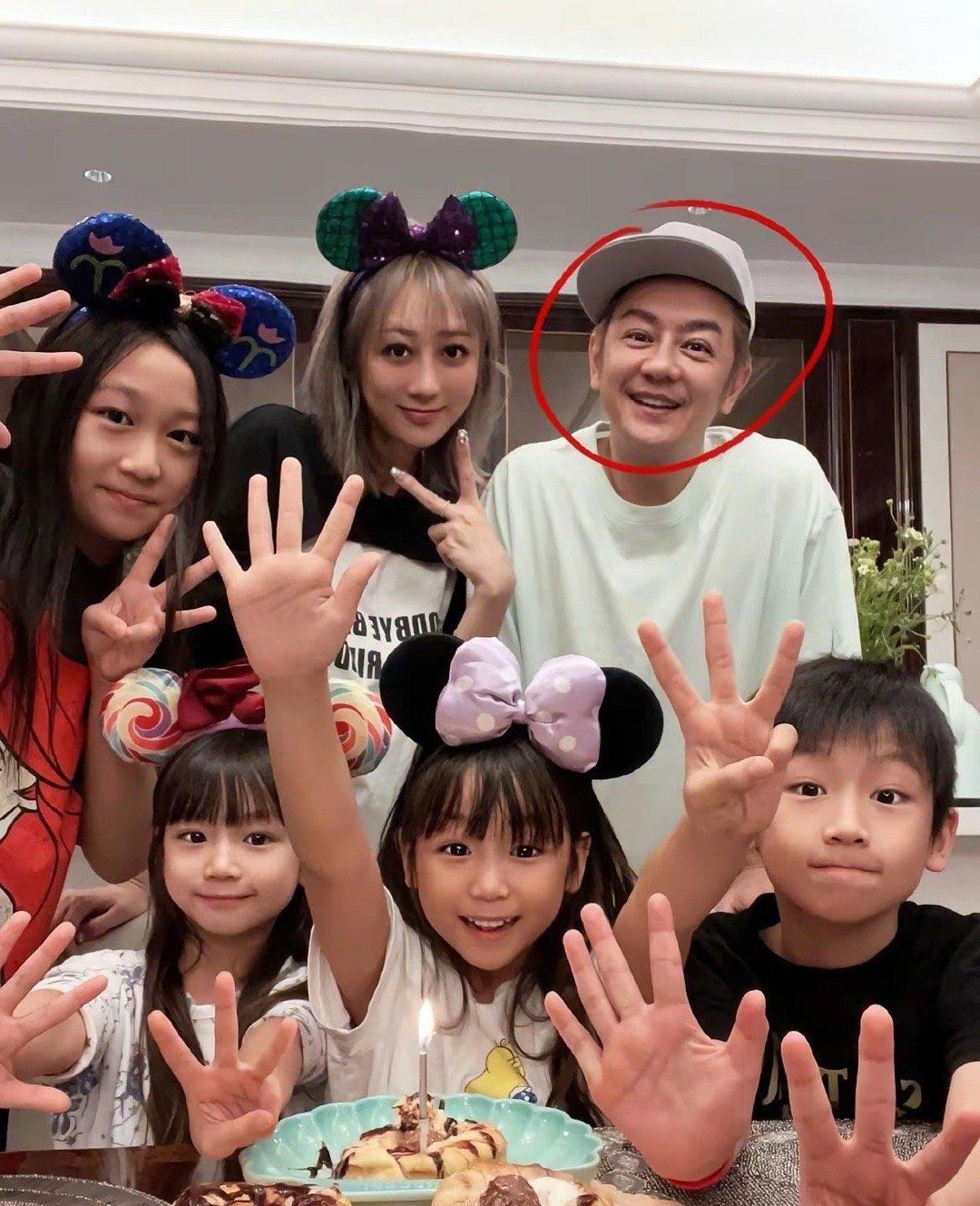 陈浩民夫妇在阿联酋期间，三个女儿因担心而焦急联系，直到母亲发信息安抚才放心。目前