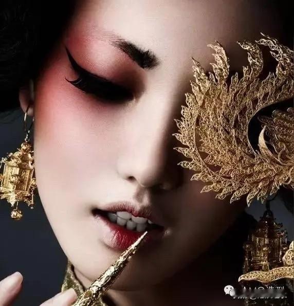 平时朴素的女人突然浓妆艳抹，不用怀疑，多半是出轨了。

先说明白：这不是什么刻板