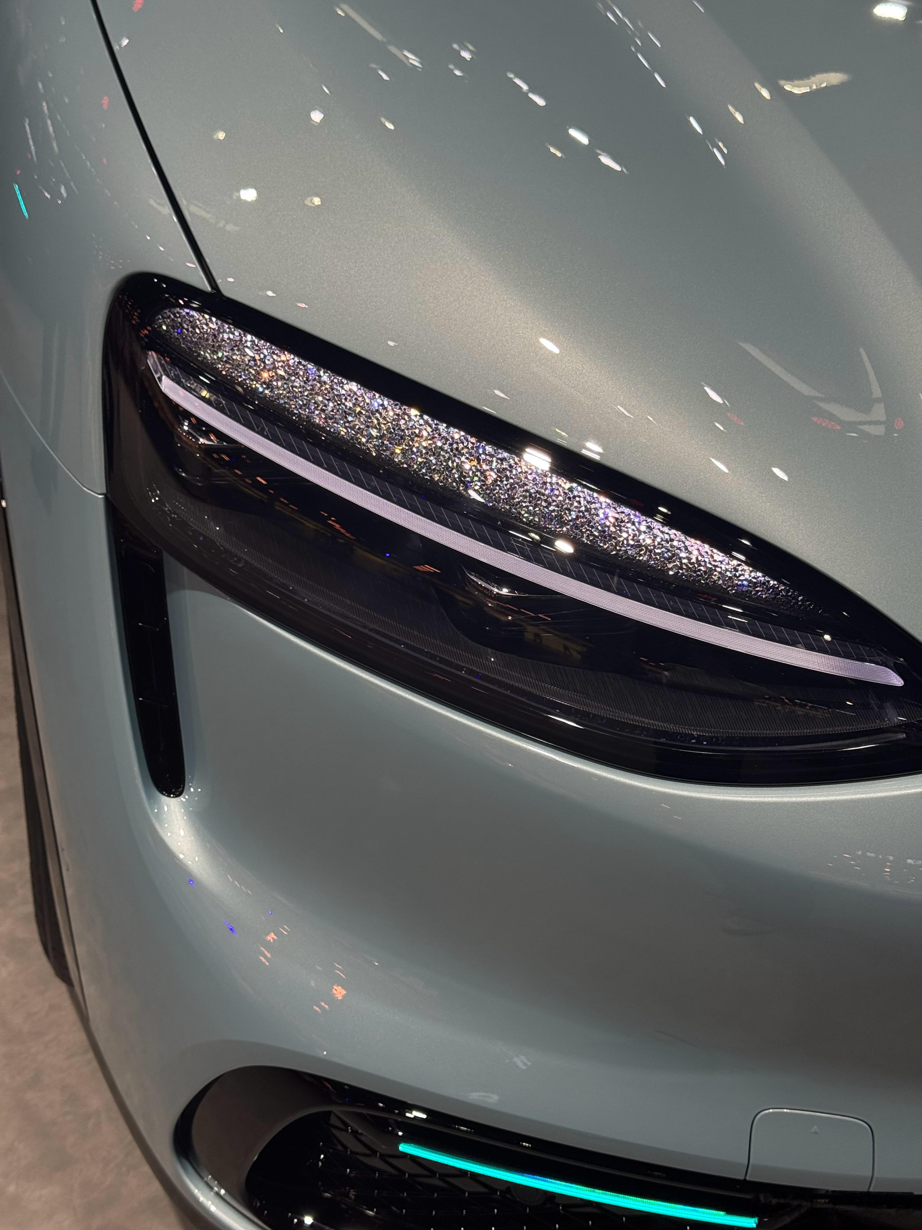 这种Bling Bling的灯，2026年应该会比较流行…已经看到很多家在用了我